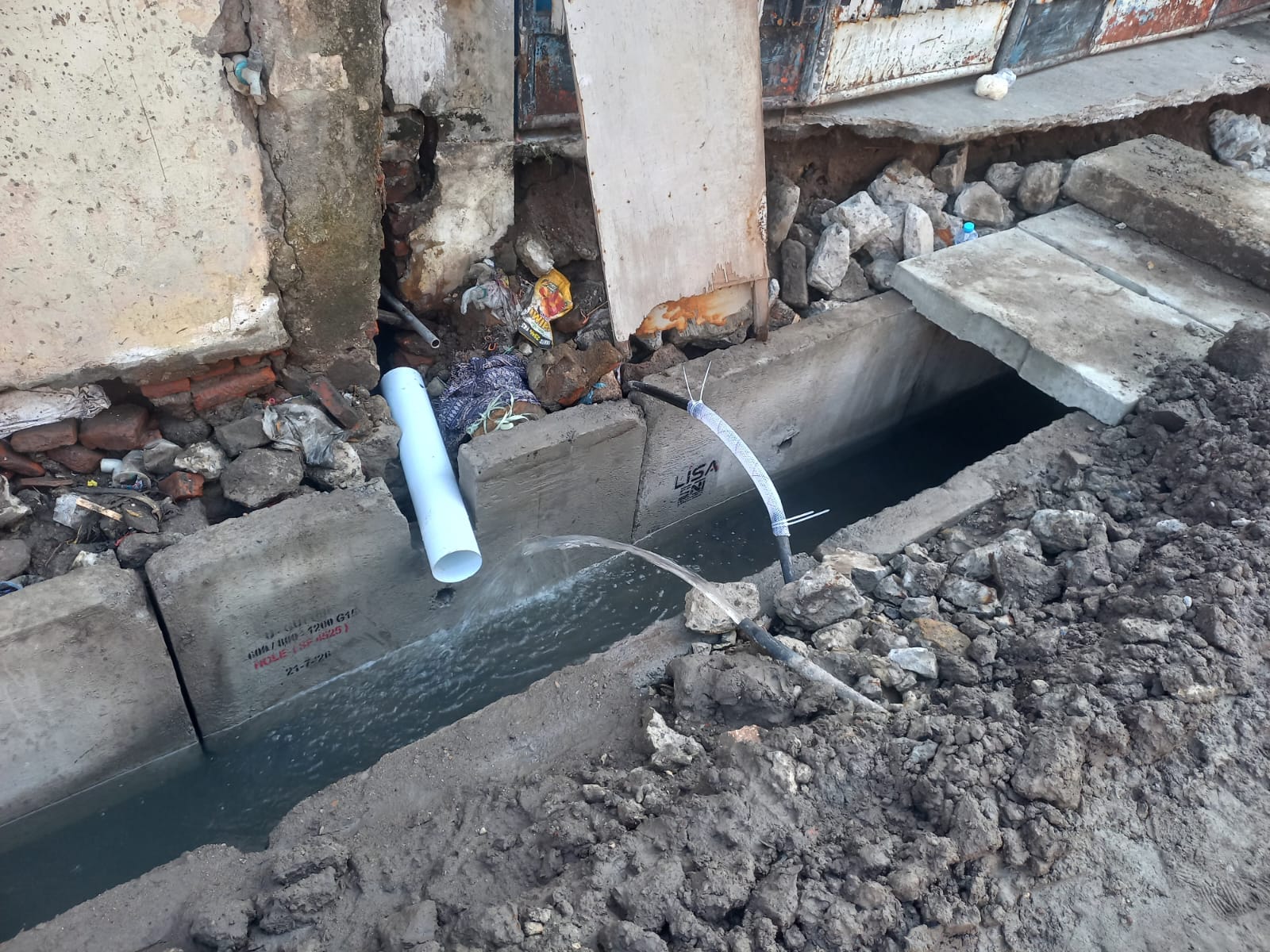 Air PDAM Tumpah Sia Sia Di Proyek Pembangunan Saluran Air di Jl. Jemurwonosari Gang Lebar Wonocolo S IMG-20260805-WA0053.jpg
